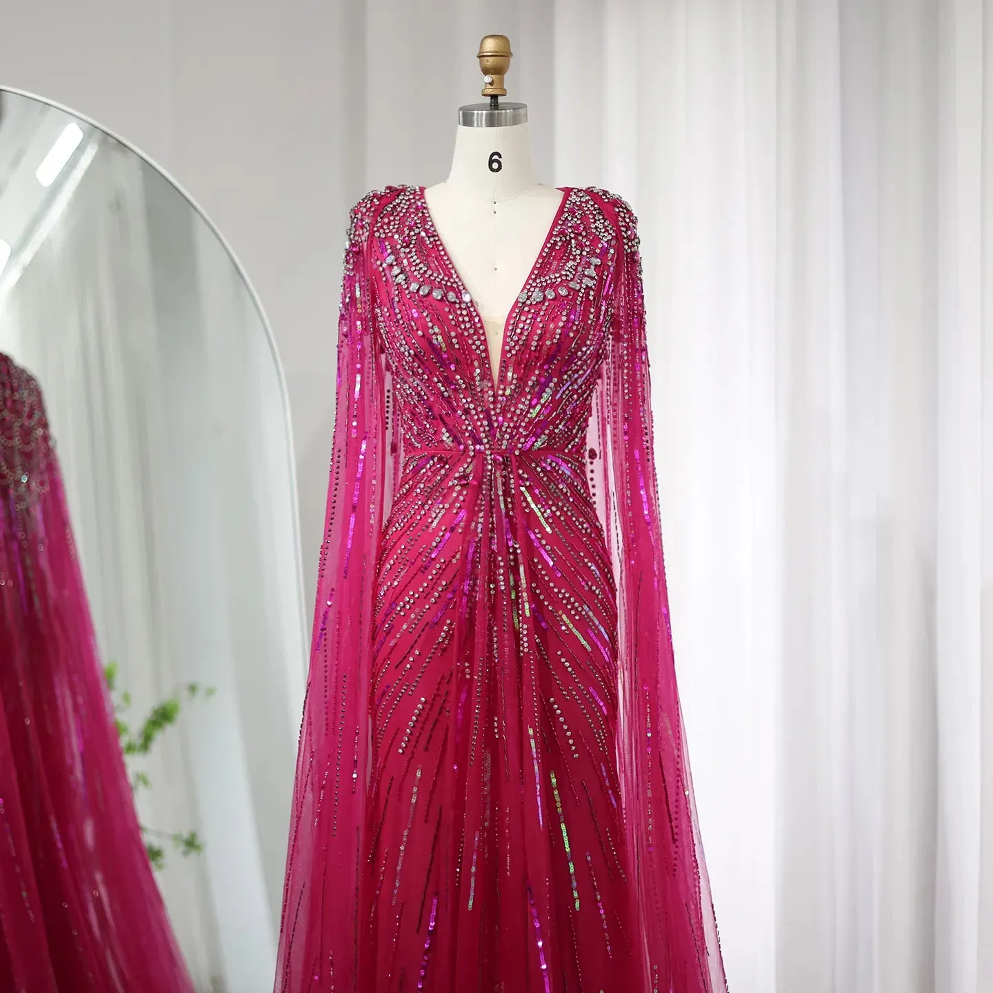 Vestido de Festa Maxi Luxo Adornado em Cristais com Capa Detalhada - Modelo Especial