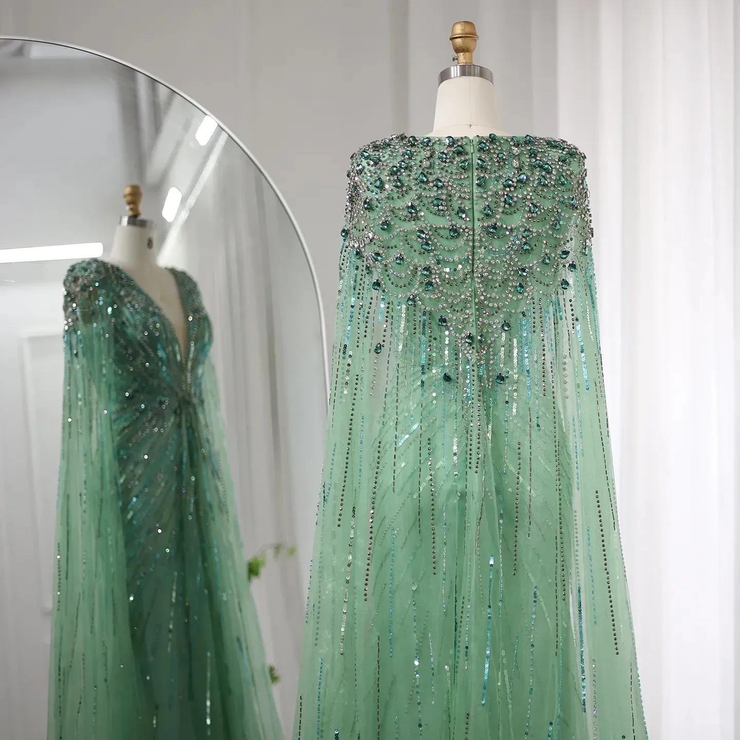 Vestido de Festa Maxi Luxo Adornado em Cristais com Capa Detalhada - Modelo Especial